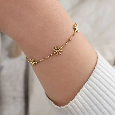 🌸 Flower Bracelet – Grace in Every Petal Zevare.pk- Flower Bracelet | New Design- Zevare.pk