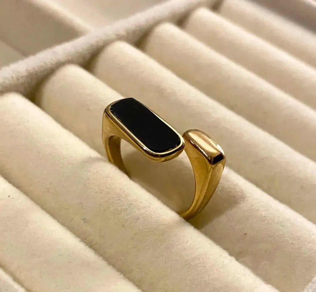 Tora Black & White Ring – Bold, Classy & Always in Style 🖤🤍 Zevare.pk- Tora Black & White Ring | New Arrival- Zevare.pk- Tora Black & White Ring | New Arrival- Zevare.pk