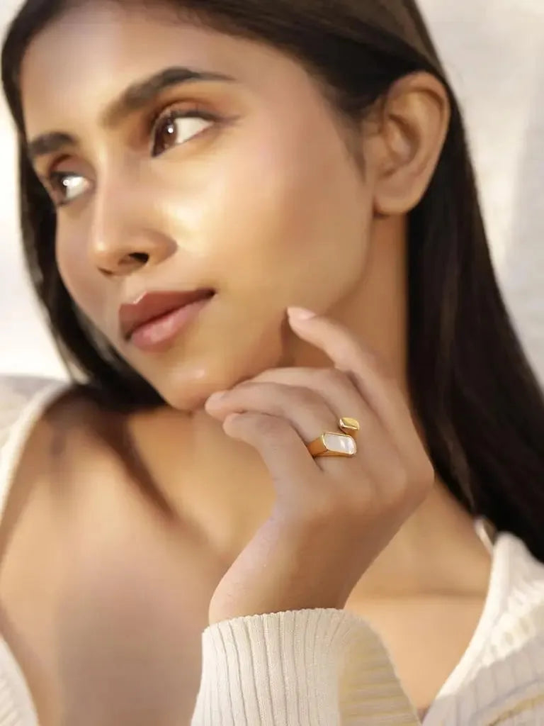 Tora Black & White Ring – Bold, Classy & Always in Style 🖤🤍 Zevare.pk- Tora Black & White Ring | New Arrival- Zevare.pk- Tora Black & White Ring | New Arrival- Zevare.pk