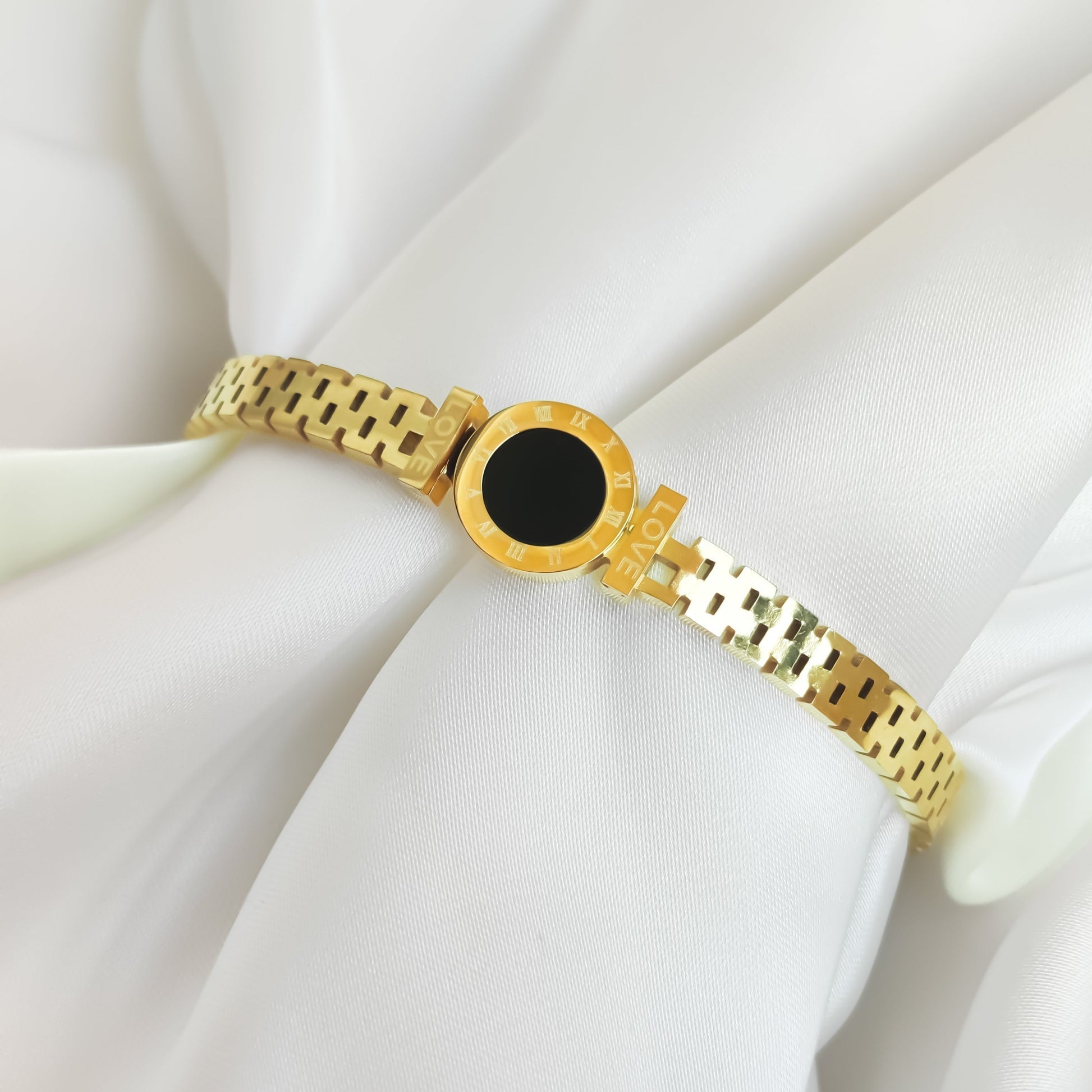 - Minimal Gold Love Handcuff- Zevare.pk