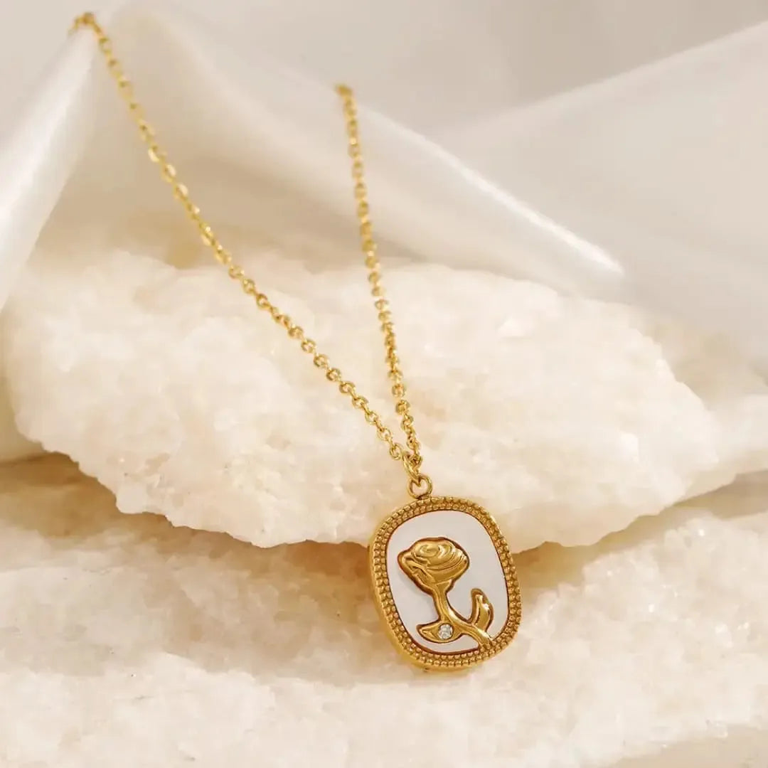 Elegant Retro Rose Pendant Necklace – Timeless Beauty with a Vintage Touch Zevare.pk- Retro Rose Pendant Necklace-Best Selling- Zevare.pk- Retro Rose Pendant Necklace-Best Selling- Zevare.pk